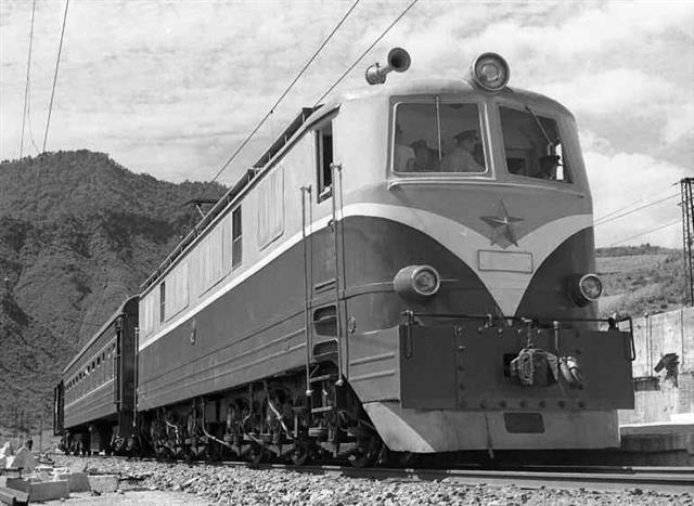 노동당 기관지 노동신문은 6일 북한의 첫 전기기관차인 ‘붉은기 1호’의 과거 사진을 공개했다. 신문은 붉은기 1호의 제작이 자력갱생의 역사 중 하나라며 “우리 인민은 위대한 수령님(김일성 주석)의 숭고한 뜻을 높이 받들고 첫 전기기관차를 만든 혁명의 전세대들의 고결한 정신세계를 감회 깊이 되새겨본다”라고 전했다. 붉은기 1호는 지난 1961년 8월 제작된 북한의 첫 전기기관차다.  평양 노동신문=뉴스1