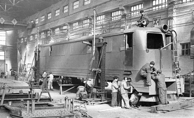 노동당 기관지 노동신문은 6일 북한의 첫 전기기관차인 ‘붉은기 1호’의 과거 사진을 공개했다. 신문은 붉은기 1호의 제작이 자력갱생의 역사 중 하나라며 “우리 인민은 위대한 수령님(김일성 주석)의 숭고한 뜻을 높이 받들고 첫 전기기관차를 만든 혁명의 전세대들의 고결한 정신세계를 감회 깊이 되새겨본다”라고 전했다. 붉은기 1호는 지난 1961년 8월 제작된 북한의 첫 전기기관차다.  평양 노동신문=뉴스1