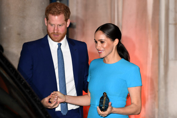 영국의 해리 왕자(왼쪽)와 메건 마클 왕자비가 5일(현지시간) 런던에서 열린 ‘인데버 펀드 어워즈(Endeavour Fund Awards)’ 행사장을 떠나고 있다. AFP 연합뉴스