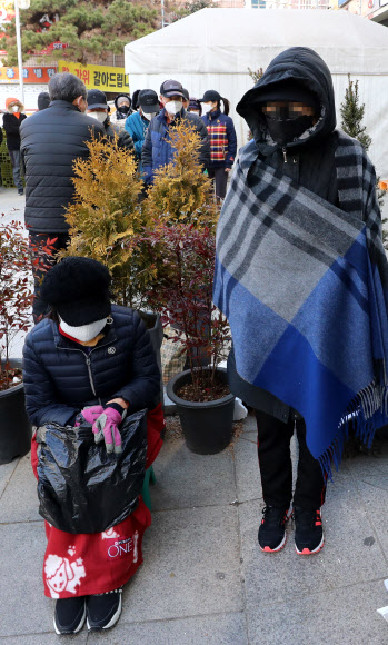 6일 오전 광주 북구의 한 농협하나로마트에서 공적판매 마스크를 사려는 시민들이 긴 줄을 서고 있다. 2020.3.6  연합뉴스