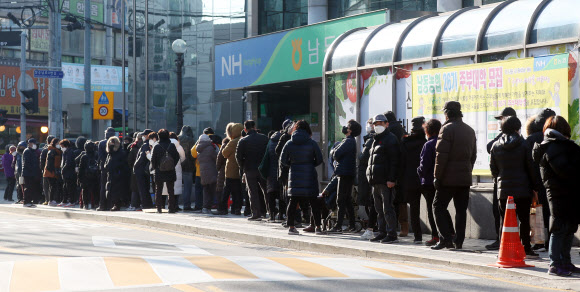 신종 코로나바이러스 감염증(코로나19) 여파로 마스크 공급 대란이 빚어진 6일 오전 인천시 남동구 남동농협 하나로마트 본점 앞에 마스크를 사려는 시민들이 줄지어 기다리고 있다. 이날 하나로마트는 1인당 마스크 1개씩만 판매했다. 2020.3.6  연합뉴스