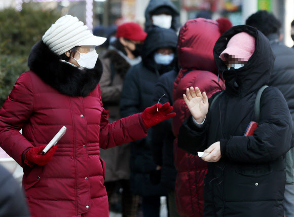 신종 코로나바이러스 감염증(코로나19) 여파로 마스크 공급 대란이 빚어진 6일 오전 인천시 남동구 남동농협 하나로마트 본점 앞에서 시민들이 마스크 판매 번호표를 받은 뒤 인사하며 헤어지고 있다. 2020.3.6  연합뉴스