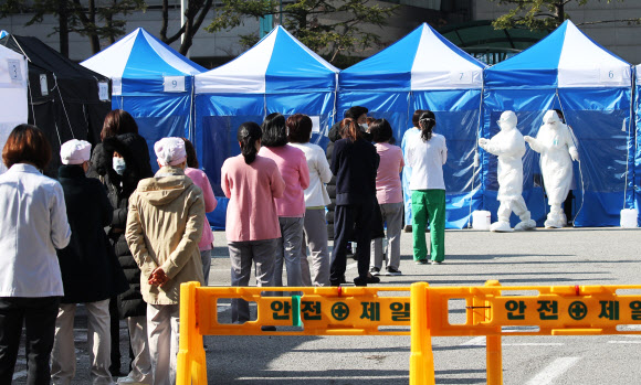 의료진과 환자 등 8명이 신종 코로나바이러스 감염증(코로나19) 확진 판정을 받아 진료가 중단된 경기도 성남시 분당제생병원에서 6일 오전 의료진과 병원 관계자들이 검체 채취를 위해 대기하고 있다. 2020.3.6  연합뉴스