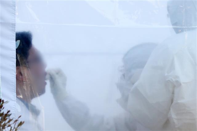 6일 오전 경기도 성남시 분당제생병원에서 환자, 간호사, 간호조무사 등 8명이 신종 코로나바이러스 감염증(코로나19) 진단 검사에서 확진 판정을 받아 의료진들이 검체 채취를 받고 있다. 2020.3.6 뉴스1