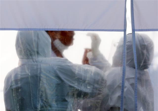 6일 오전 경기도 성남시 분당제생병원에서 환자, 간호사, 간호조무사 등 8명이 신종 코로나바이러스 감염증(코로나19) 진단 검사에서 확진 판정을 받아 의료진들이 검체 채취를 받고 있다. 2020.3.6 뉴스1