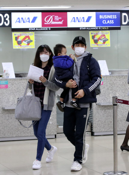 6일 오전 김포국제공항 국제선청사에서 일본인들이 일본 도쿄행 탑승수속을 마친 뒤 출국심사대로 향하고 있다. 일본 아베 총리는 5일 저녁 주재한 코로나19 대책본부 회의에서 한국과 중국에서 들어오는 입국자를 지정 장소에서 2주간 대기토록 하고 두 나라 국민에게 발급한 비자의 효력을 정지하는 내용의 새로운 코로나19 대책을 발표했다.  2020.3.6  연합뉴스