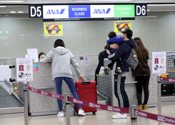 6일 오전 김포국제공항 국제선청사에서 일본인들이 일본 도쿄행 탑승수속을 하고 있다. 일본 아베 총리는 5일 저녁 주재한 코로나19 대책본부 회의에서 한국과 중국에서 들어오는 입국자를 지정 장소에서 2주간 대기토록 하고 두 나라 국민에게 발급한 비자의 효력을 정지하는 내용의 새로운 코로나19 대책을 발표했다.  2020.3.6  연합뉴스