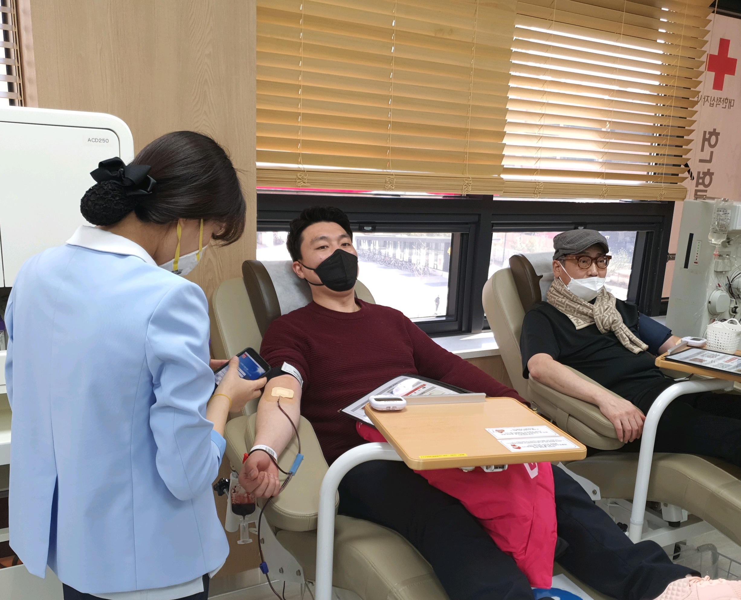 박진호 미래통합당 김포시갑 후보가 헌혈에 동참하고 있다.