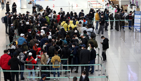 6일 오전 인천국제공항 1터미널 법무부 출입국서비스센터 앞에서 불법체류 외국인들이 자진 출국 신고를 하기 위해 길게 줄을 서 기다리고 있다. 2020.3.6  연합뉴스