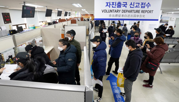 6일 오전 서울 양천구 서울남부출입국외국인사무소에서 불법체류자 자진 출국 신고를 하려는 외국인들이 대기하고 있다. 2020.3.6  연합뉴스