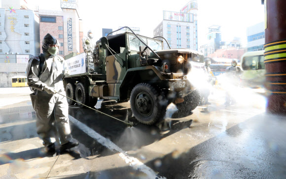 6일 오전 대전시 동구 용전동 복합버스터미널에서 육군 제32보병사단 코로나19 방역지원본부가 코로나19 확산 방지 방역작업을 하고 있다. 2020.3.6  연합뉴스