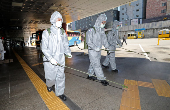 6일 오전 대전시 동구 용전동 복합버스터미널에서 육군 제32보병사단 코로나19 방역지원본부가 코로나19 확산 방지 방역작업을 하고 있다. 2020.3.6  연합뉴스