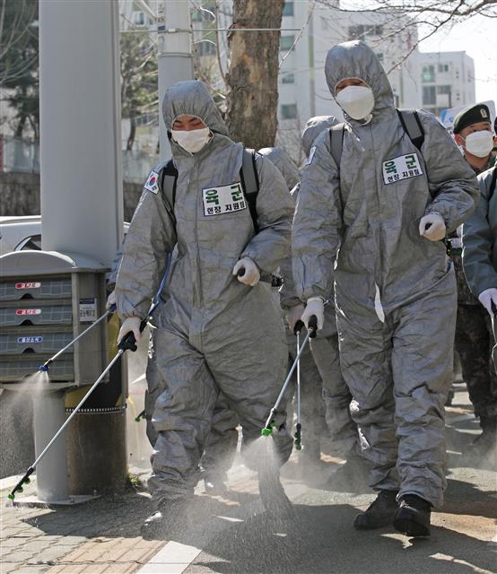 6일 울산시 북구 연암동 일원에서 육군 53사단 7765부대 장병들이 신종 코로나바이러스 감염증(코로나19) 예방을 위해 방역을 하고 있다. 이날 실시된 방역은 이동권 북구청장을 비롯한 공무원, 육군 53사단 7765부대, 주민자율방역단 등 60여 명이 동원됐다. 북구는 코로나19가 종료될 때까지 주1회 ‘일제 방역’을 실시한다. 2020.3.6 뉴스1