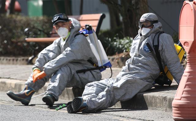6일 울산시 북구 연암동 일원에서 북구청 공무원들이 신종 코로나바이러스 감염증(코로나19) 예방을 위해 방역을 한 뒤 잠시 쉬고 있다. 이날 실시된 방역은 이동권 북구청장을 비롯한 공무원, 육군 53사단 7765부대, 주민자율방역단 등 60여 명이 동원됐다. 북구는 코로나19가 종료될 때까지 주1회 ‘일제 방역’을 실시한다. 2020.3.6 뉴스1
