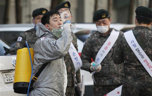 6일 울산시 북구 연암동 한 아파트에서 육군 53사단 7765부대 장병이 신종 코로나바이러스 감염증(코로나19) 예방을 위해 방역을 한 뒤 쉬는 시간에 물을 마시고 있다. 이날 실시된 방역은 이동권 북구청장을 비롯한 공무원, 육군 53사단 7765부대, 주민자율방역단 등 60여 명이 동원됐다. 북구는 코로나19가 종료될 때까지 주1회 ‘일제 방역’을 실시한다. 2020.3.6 뉴스1