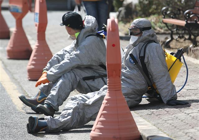 6일 울산시 북구 연암동 일원에서 북구청 공무원들이 신종 코로나바이러스 감염증(코로나19) 예방을 위해 방역을 한 뒤 잠시 쉬고 있다. 이날 실시된 방역은 이동권 북구청장을 비롯한 공무원, 육군 53사단 7765부대, 주민자율방역단 등 60여 명이 동원됐다. 북구는 코로나19가 종료될 때까지 주1회 ‘일제 방역’을 실시한다. 2020.3.6 뉴스1