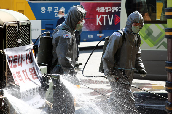 6일 오전 대전시 동구 용전동 복합버스터미널에서 육군 제32보병사단 코로나19 방역지원본부가 코로나19 확산 방지 방역작업을 하고 있다. 2020.3.6  연합뉴스