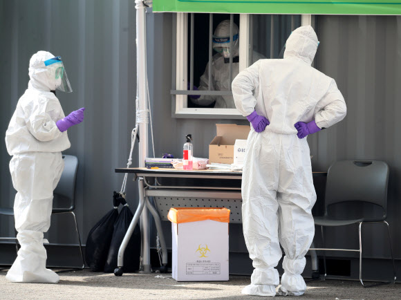 6일 서울 송파구 잠실종합운동장에 설치된 신종 코로나바이러스 감염증(코로나19) 드라이브 스루 선별진료소에서 의료진이 스트레칭을 하고 있다. 2020.3.6  연합뉴스