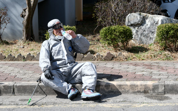 6일 오전 울산시 북구 화봉동 한 아파트 단지 안에서 신종 코로나바이러스 감염증(코로나19) 확산 방지를 위한 방역에 나선 북구청 공무원이 휴식을 취하며 물을 마시고 있다. 2020.3.6  연합뉴스
