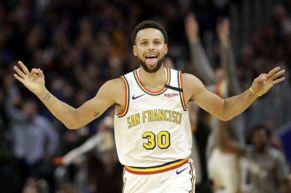 골든스테이트 워리어스의 스테픈 커리가 6일(한국시간) 미국 샌프란시스코 체이스 센터에서 열린 2019-20 미국프로농구(NBA) 토론토 랩터스와의 경기에서 세리머니를 선보이고 있다. 샌프란시스코 AP