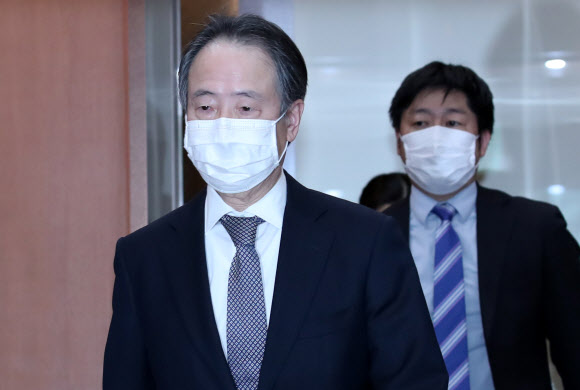 도미타 고지 주한일본대사가 6일 서울 종로구 도렴동 외교부 청사로 초치 돼 강경화 외교부 장관과 면담을 마친 뒤 떠나고 있다. 일본은 전날 한국에서 들어온 입국자에 대해 14일간 대기, 무비자 입국 금지, 입국 금지 지역 확대 등의 조치를 발표했다. 2020.3.6  연합뉴스