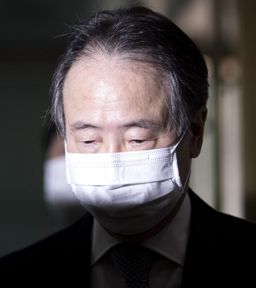 도미타 고지 주한일본대사가 6일 서울 종로구 도렴동 외교부 청사로 초치 되고 있다.  일본은 전날 한국에서 들어온 입국자에 대해 14일간 대기, 무비자 입국 금지, 입국 금지 지역 확대 등의 조치를 발표했다. 2020.3.6  연합뉴스