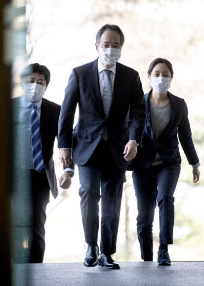 도미타 고지 주한일본대사가 6일 서울 종로구 도렴동 외교부 청사로 초치 되고 있다.  일본은 전날 한국에서 들어온 입국자에 대해 14일간 대기, 무비자 입국 금지, 입국 금지 지역 확대 등의 조치를 발표했다. 2020.3.6  연합뉴스
