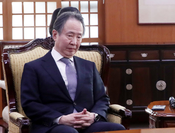 도미타 고지 주한일본대사가 6일 서울 종로구 도렴동 외교부 청사로 초치되어 강경화 외교부 장관과 면담하고 있다. 일본은 전날 한국에서 들어온 입국자에 대해 14일간 대기, 무비자 입국 금지, 입국 금지 지역 확대 등의 조치를 발표했다. 2020.3.6  연합뉴스