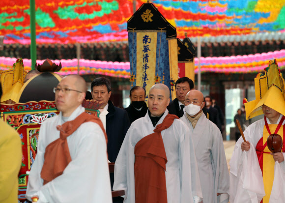 고 신격호 명예회장 49재 막재 참석한 동주ㆍ동빈