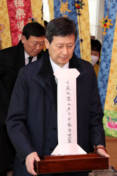 고 신격호 명예회장 49재 막재 참석한 동주ㆍ동빈