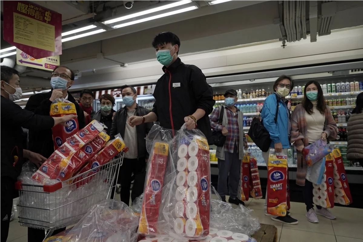 홍콩 한 슈퍼마켓에서 사람들이 휴지를 사고 있다. AP 연합뉴스