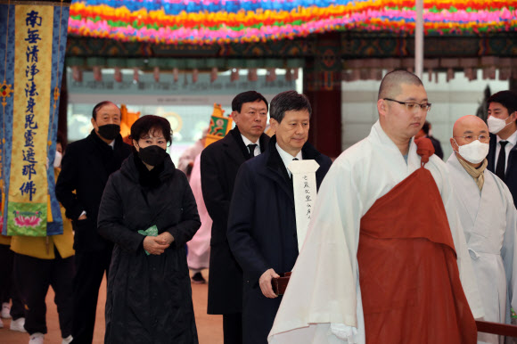 고 신격호 명예회장 49재 막재 참석한 동주ㆍ동빈