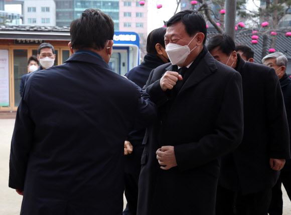 ‘팔꿈치 인사’하는 신동빈