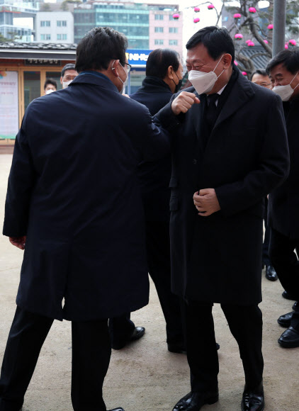 ‘팔꿈치 인사’하는 신동빈