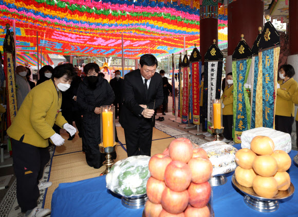 분향하는 신동빈