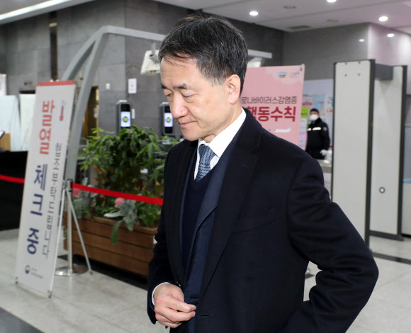 무거운 표정으로 세종청사 나서는 박능후 보건복지부 장관