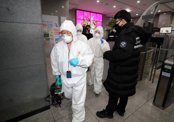 세종 보건복지부 들어가는 방역관계자들