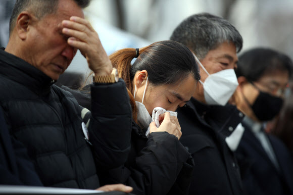 눈물 흘리는 고 문중원 기수 부인