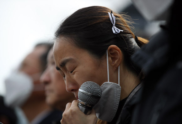 눈물 흘리는 고 문중원 기수 부인