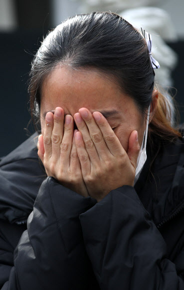 눈물 흘리는 고 문중원 기수 부인