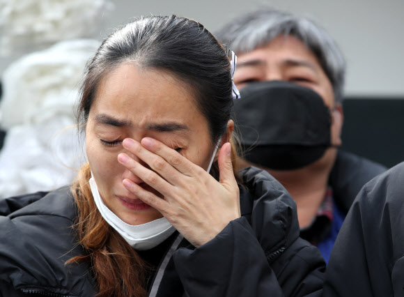 눈물 흘리는 고 문중원 기수 부인