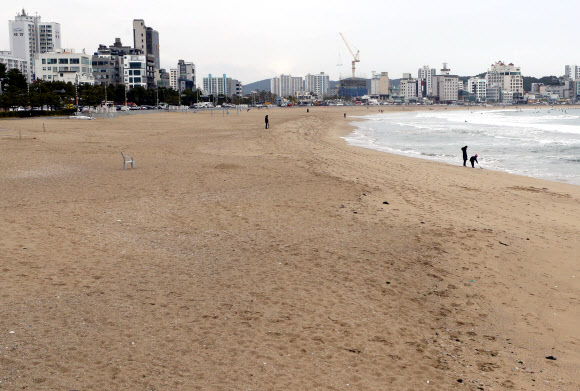 한산한 부산 송정해수욕장