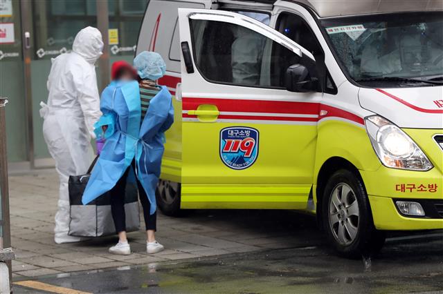 대구 코로나19 확진 가족...광주 도착