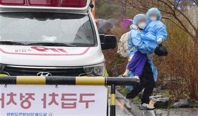 대구 코로나19 확진 가족...광주 ‘음압병실로’