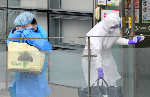 공갈젖꼭지 입에 문 아이도 병원으로