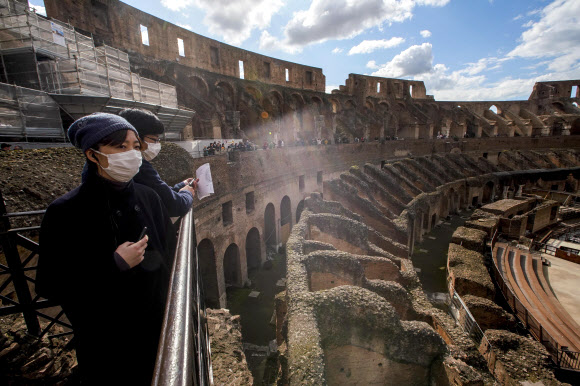 이탈리아 로마를 찾은 여행객들이 7일(현지시간) 코로나19 확산 여파로 예년에 비해 크게 관광객들의 발길이 줄어든 콜로세움 안을 둘러보고 있다. 로마 AP 연합뉴스 