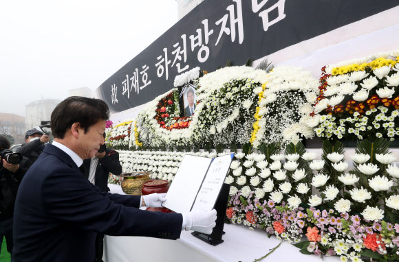 코로나19 비상근무 과로로 숨진 성주군 공무원에 특진 추서