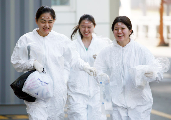 ‘걸음 재촉하는 의료진’