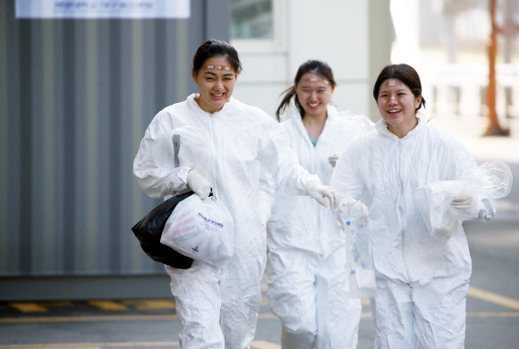 ‘걸음 재촉하는 의료진’