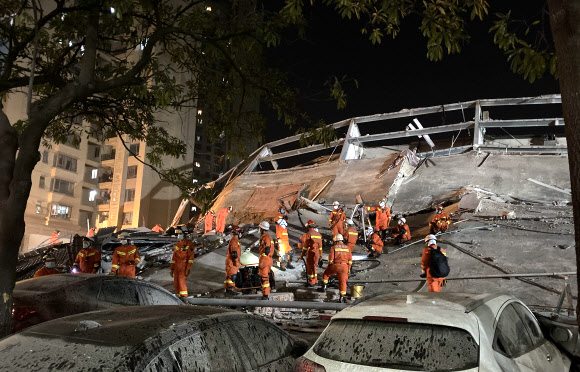 Rescuers work at the accident site of a hotel in Quanzhou, southeast China‘s Fujian Province, March 7, 2020. Forty-three people have been rescued after a hotel building collapsed in east China’s Fujian Province Saturday evening, local authorities said. The Xinjia Hotel collapsed around 7:15 p.m. in Licheng District of the city of Quanzhou. The hotel opened in 2018 and had 80 rooms. According to a preliminary report, about 70 people were trapped. 2020-03-08 신화통신=연합뉴스